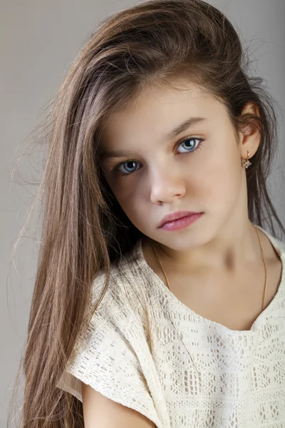 Retrato de uma menina morena encantadora — Fotografia de Stock