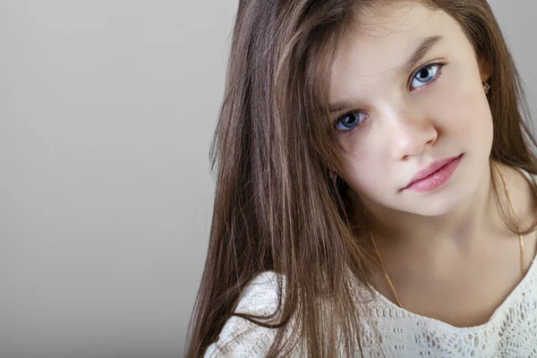 Porträtt av en charmig brunett liten flicka — Stockfoto