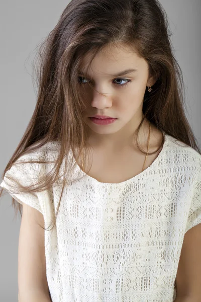 Retrato de una encantadora niña morena — Foto de Stock