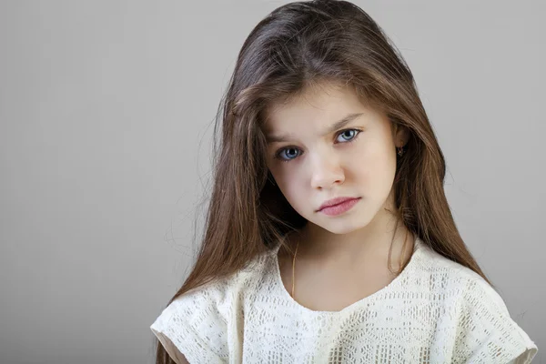 Retrato de una encantadora niña morena — Foto de Stock