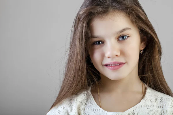 Retrato de una encantadora niña morena — Foto de Stock