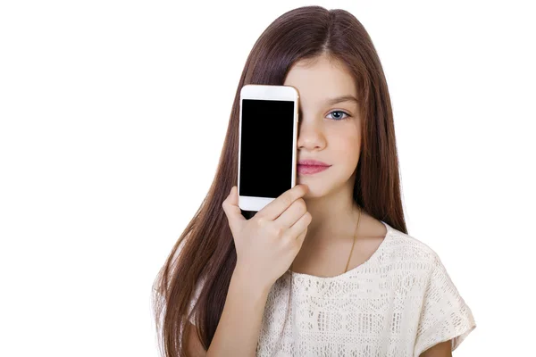 Gelukkig meisje heeft betrekking op haar gezicht scherm smartphone — Stockfoto