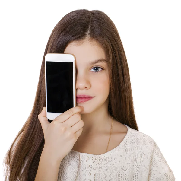 Gelukkig meisje heeft betrekking op haar gezicht scherm smartphone — Stockfoto
