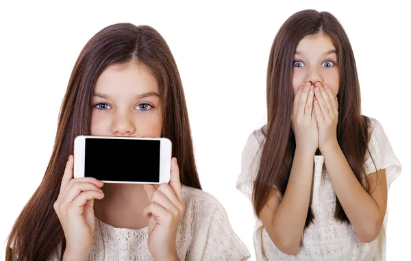 Feliz niña cubre su teléfono inteligente pantalla de la cara — Foto de Stock