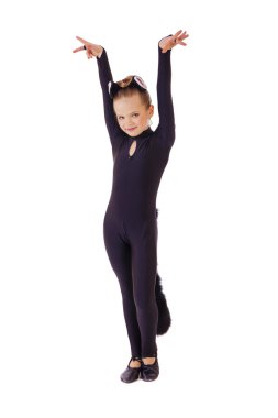 Tatlı küçük kız kara kedi gibi giyinmiş. beyaz izole