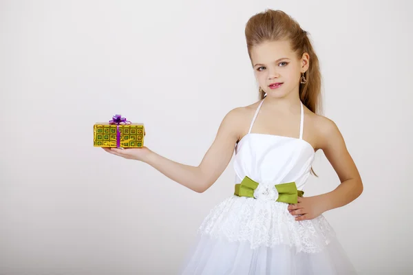 Portret van een klein meisje in klassieke witte jurk — Stockfoto