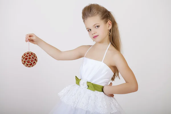 Retrato de uma menina em vestido clássico branco — Fotografia de Stock