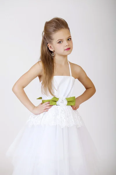 Retrato de uma menina em vestido clássico branco — Fotografia de Stock