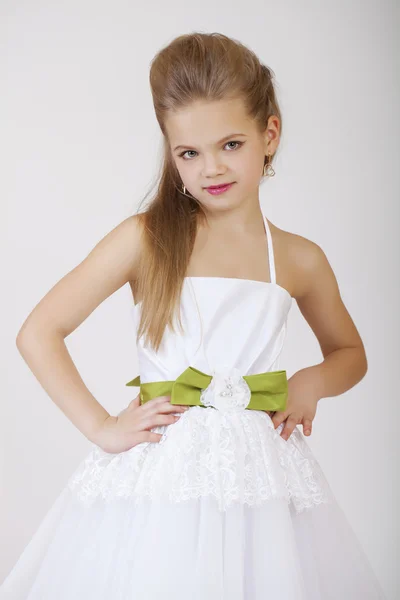 Retrato de una niña en vestido clásico blanco —  Fotos de Stock