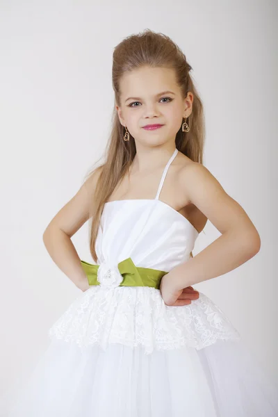 Portret van een klein meisje in klassieke witte jurk — Stockfoto