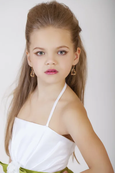 Portrait d'une petite fille en robe classique blanche — Photo