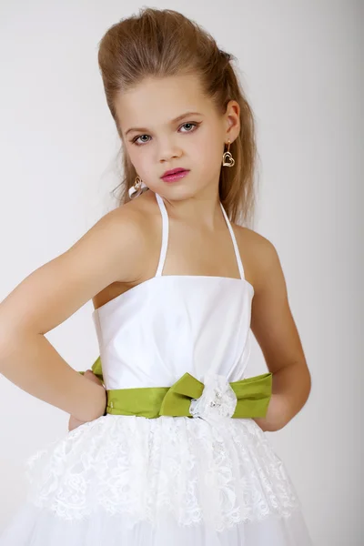 Retrato de uma menina em vestido clássico branco — Fotografia de Stock