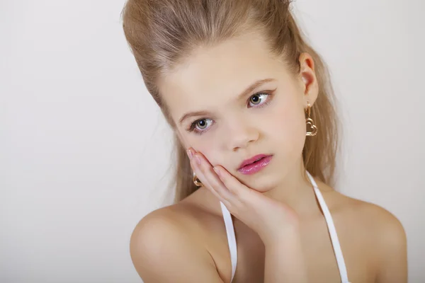 Retrato de uma menina em vestido clássico branco — Fotografia de Stock