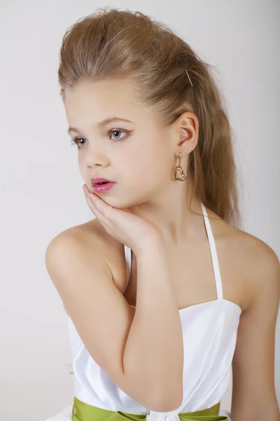 Портрет маленькой девочки в белом классическом платье — стоковое фото