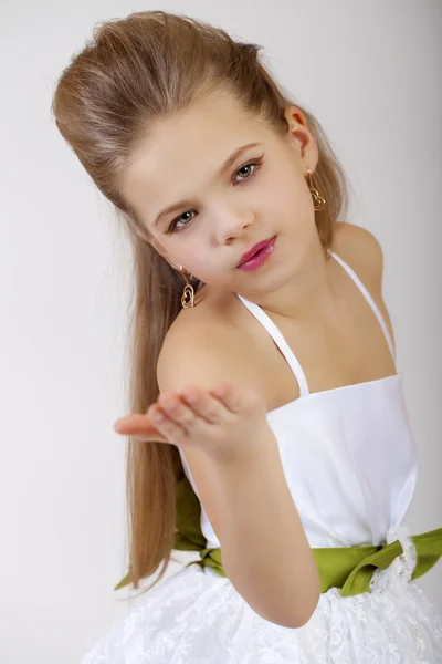 Retrato de uma menina em vestido clássico branco — Fotografia de Stock