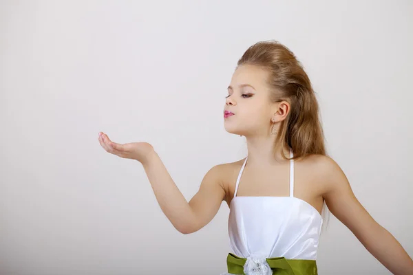 Portrait d'une petite fille en robe classique blanche — Photo