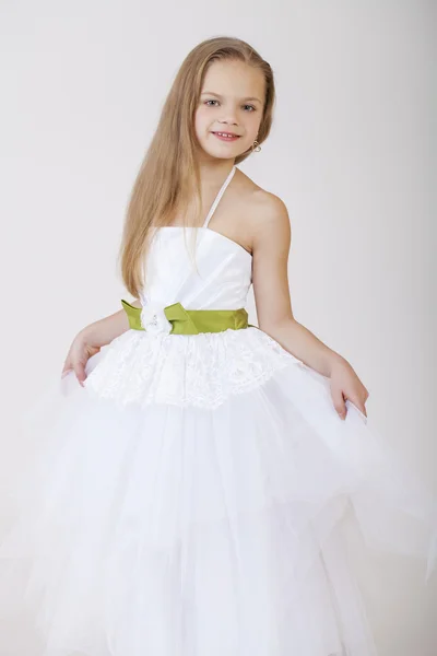 Retrato de uma menina em vestido clássico branco — Fotografia de Stock