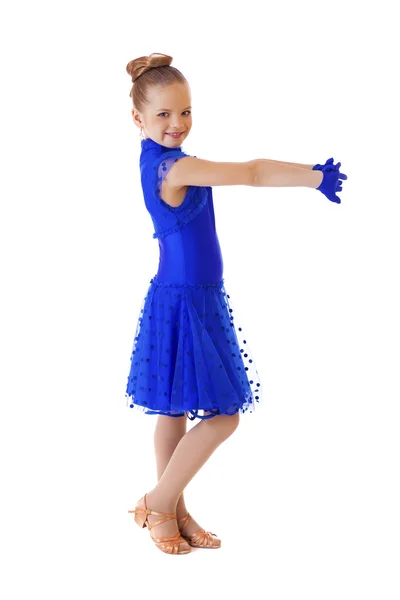 Счастливая маленькая девочка в синем танцевальном платье — стоковое фото