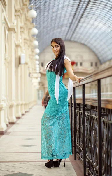 Dükkanda uzun yeşil elbiseli genç Arap kadın — Stok fotoğraf