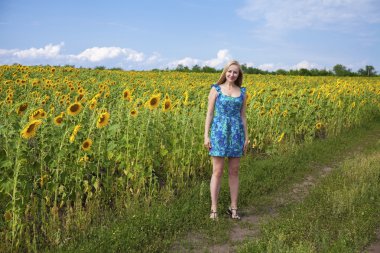Bir arka plan üzerinde mavi elbiseli güzel bir genç kız portresi