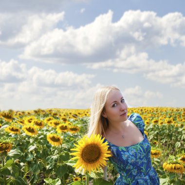 Güzel bir sarışın genç kadın bir ba üzerinde mavi elbiseli portresi