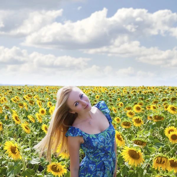 Porträt einer schönen jungen blonden Frau in blauem Kleid auf einem Ba — Stockfoto
