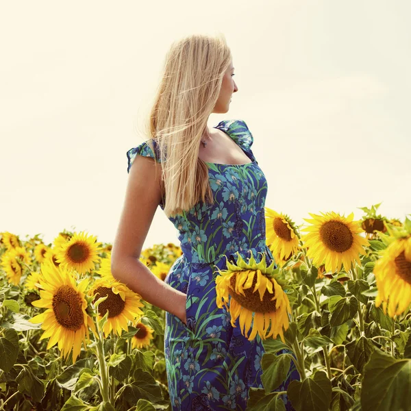 Portret pięknej młodej kobiety blondynka w niebieska sukienka na ba — Zdjęcie stockowe