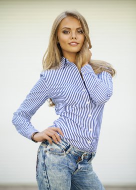 Güzel bir sarışın mavi çizgili gömlekli portresi