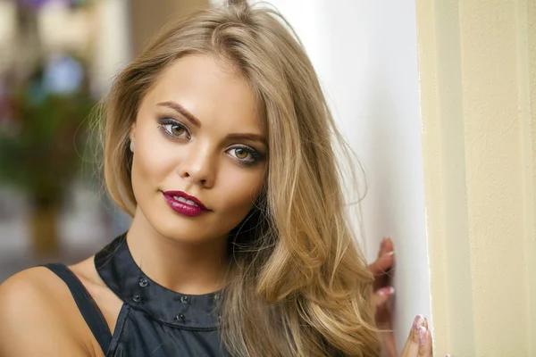 Retrato de atractiva Joven mujer rubia — Foto de Stock