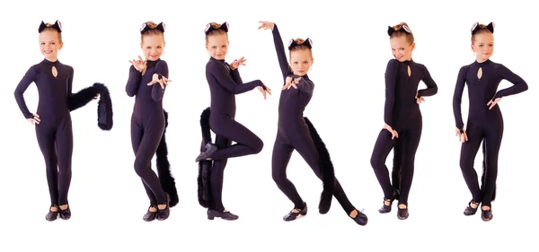 Táncos, kicsi lány öltözött, mint a fekete macska. Elszigetelt fehér fonákkal — Stock Fotó