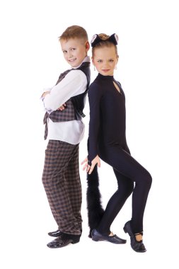 Küçük kız bir kedi ve bir çocuk kareli bir yelek gibi giyinmiş dans