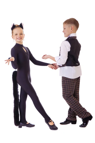 Ballando bambina vestita come un gatto e un ragazzo in un gilet a quadri — Foto Stock