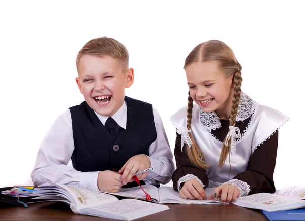 Egy-két általános iskolai tanulók ülni egy asztal — Stock Fotó