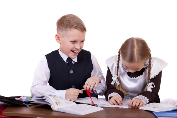 Um par de alunos do ensino fundamental sentam-se em uma mesa — Fotografia de Stock