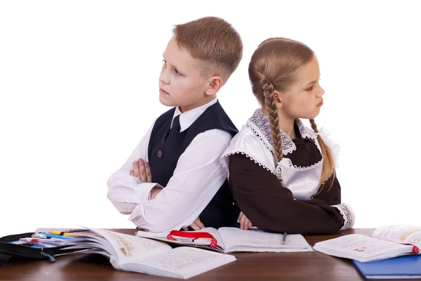 Un paio di studenti delle elementari si siedono a una scrivania — Foto Stock