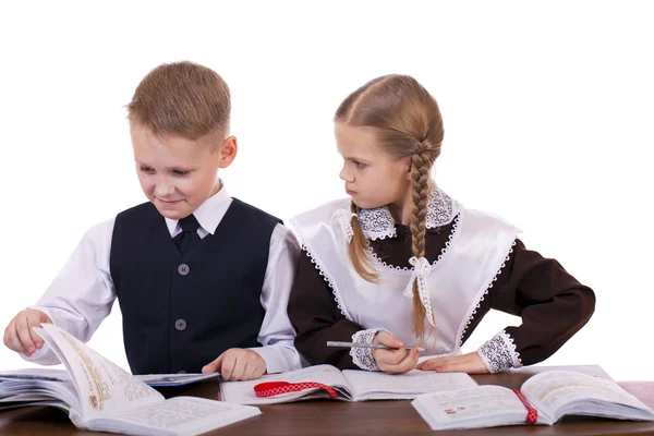 Un par de estudiantes de primaria se sientan en un escritorio — Foto de Stock