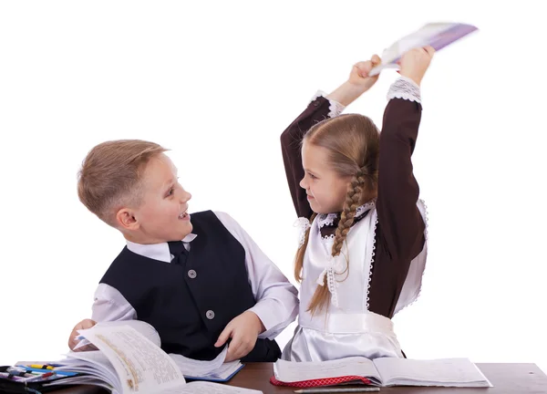 Um par de alunos do ensino fundamental sentam-se em uma mesa — Fotografia de Stock