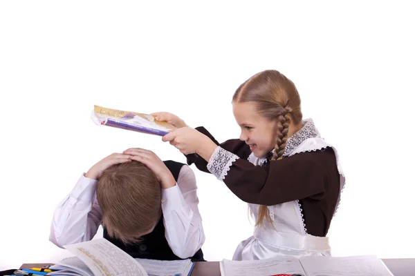 Een paar van elementary schoolstudenten zitten aan een bureau — Stockfoto