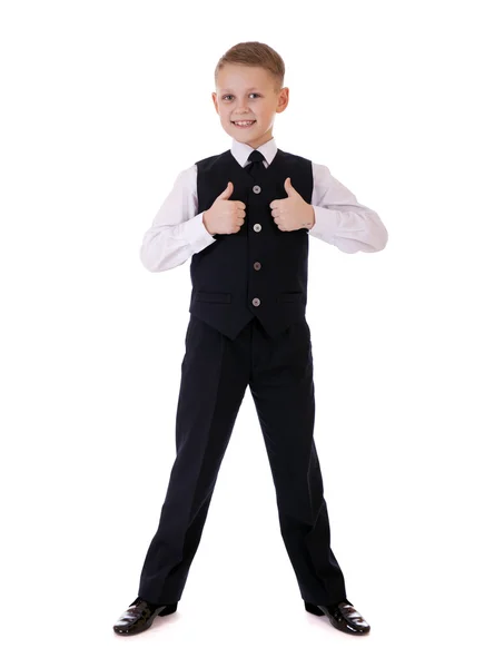 Retrato de comprimento total de um menino em um terno de pé com saco escolar — Fotografia de Stock