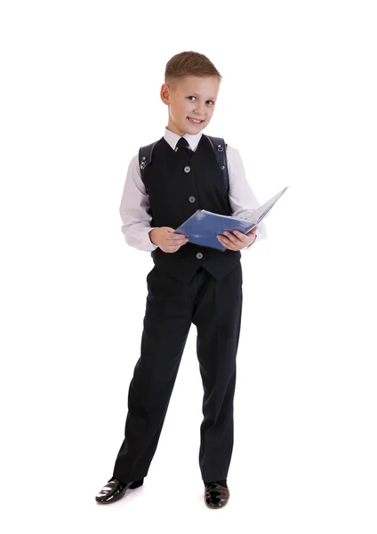 Retrato de comprimento total de um menino em um terno de pé com saco escolar — Fotografia de Stock