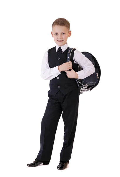 Retrato de longitud completa de un niño en un traje de pie con bolsa de escuela — Foto de Stock