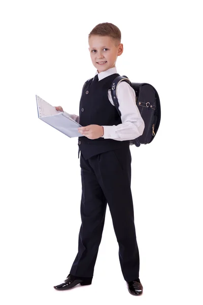 Retrato de comprimento total de um menino em um terno de pé com saco escolar — Fotografia de Stock