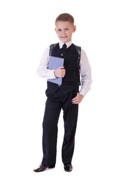 Портрет хлопчика в костюмі, що стоїть зі шкільною сумкою — стокове фото