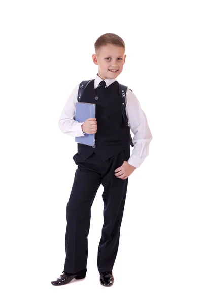 Retrato de longitud completa de un niño en un traje de pie con bolsa de escuela — Foto de Stock