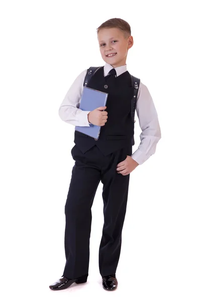 Retrato de comprimento total de um menino em um terno de pé com saco escolar — Fotografia de Stock