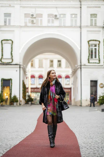 Молода красива жінка в стильному норковому пальто — стокове фото