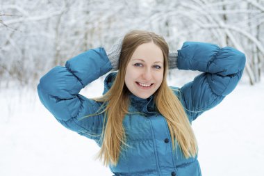 Genç, güzel sarışın kadın.