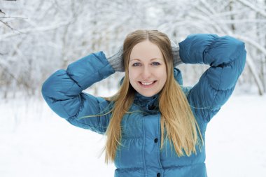 Genç, güzel sarışın kadın.