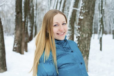 Genç, güzel sarışın kadın.