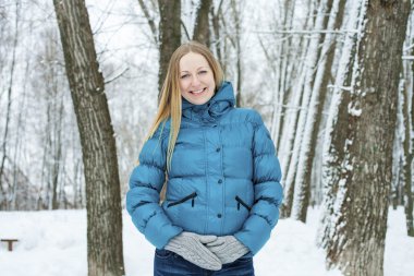 Geri kalan kar Park'taki kış kadın. Turkuaz bir tüy yatakta kız 